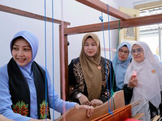 Ketua Dekranasda Aceh Besar Kenalkan Ragam Kreasi UMKM Lokal kepada Ketua PIA Ardhya Garini Lanud SIM