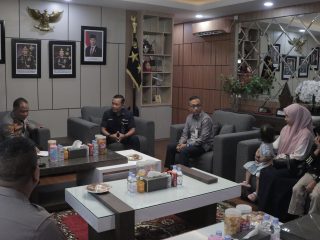 Kapolda Aceh Serahkan Jaminan Kecelakaan Kerja kepada Keluarga Alm. Bripka Kurniadi