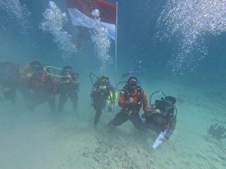 Personel Polres Simeulue Kibarkan Bendera Merah Putih di Bawah Laut pada Hari Kemerdekaan