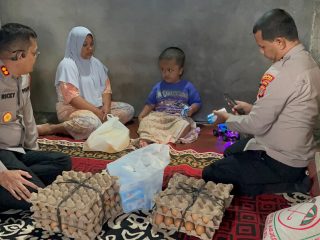 Kapolres Aceh Selatan Bantu Kursi Roda untuk Ikram, Anak Disabilitas di Sawang